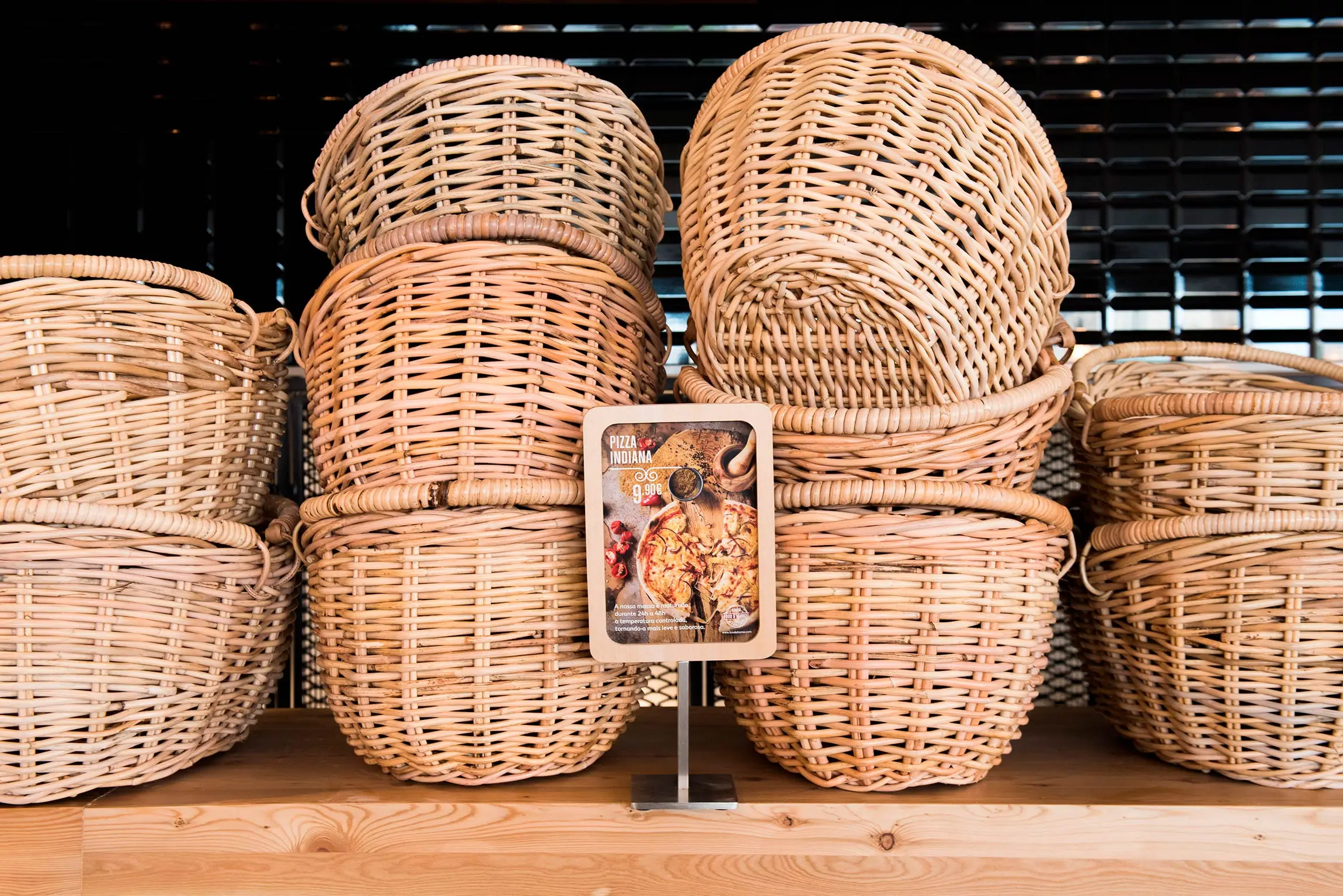 Kinda Food & Market . Porto . Portugal — projeto de arquitetura do atelier Joana Aranha em Oporto (1/8)